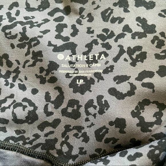 Athleta Salutation Stash Pocket Il Capri Leopard - Picture 4 of 9
